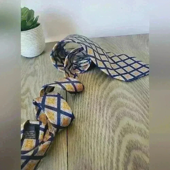 Pierre Cardin tie. 100% silk - Picture 2 of 5